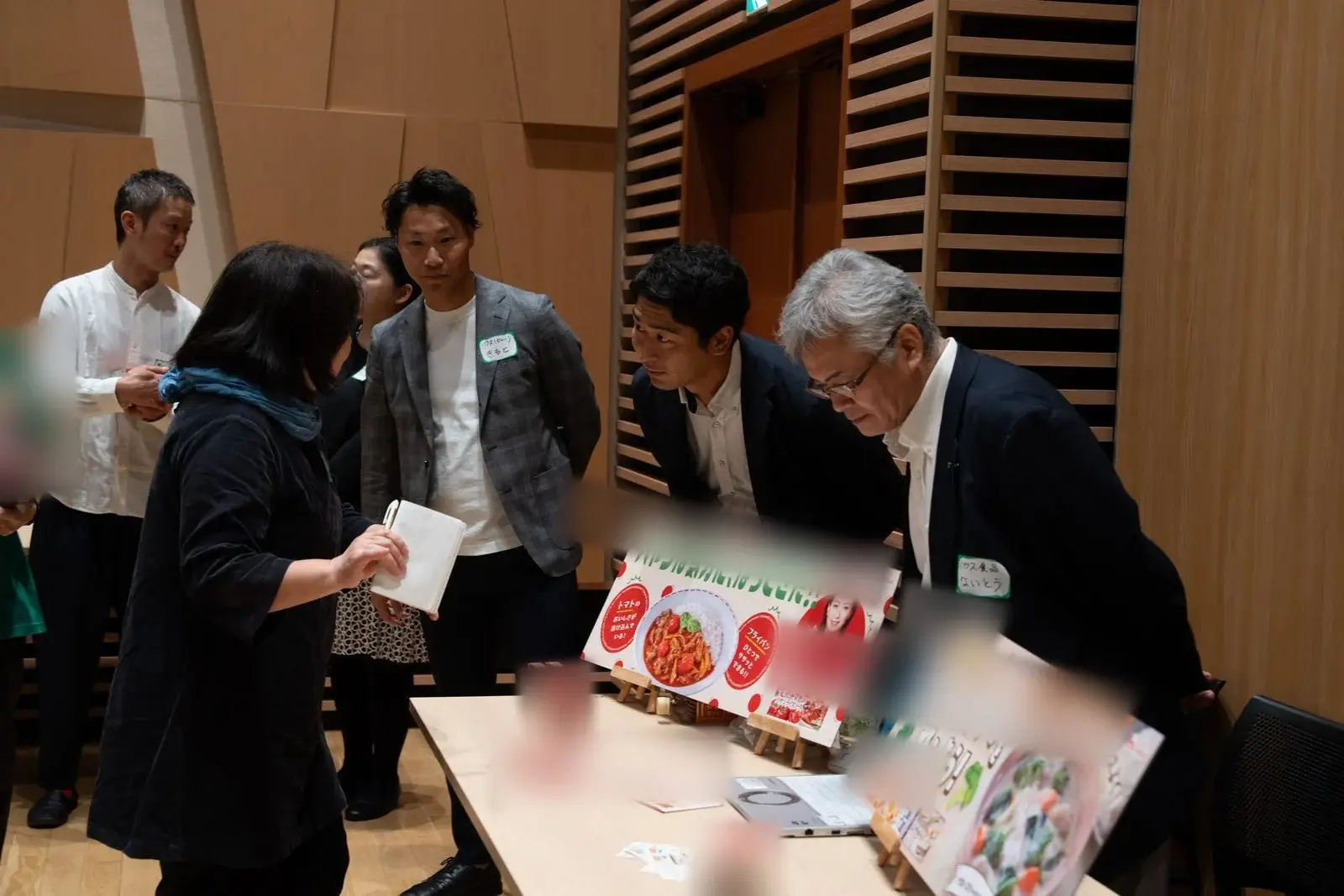 企業ブースでの商品紹介の様子