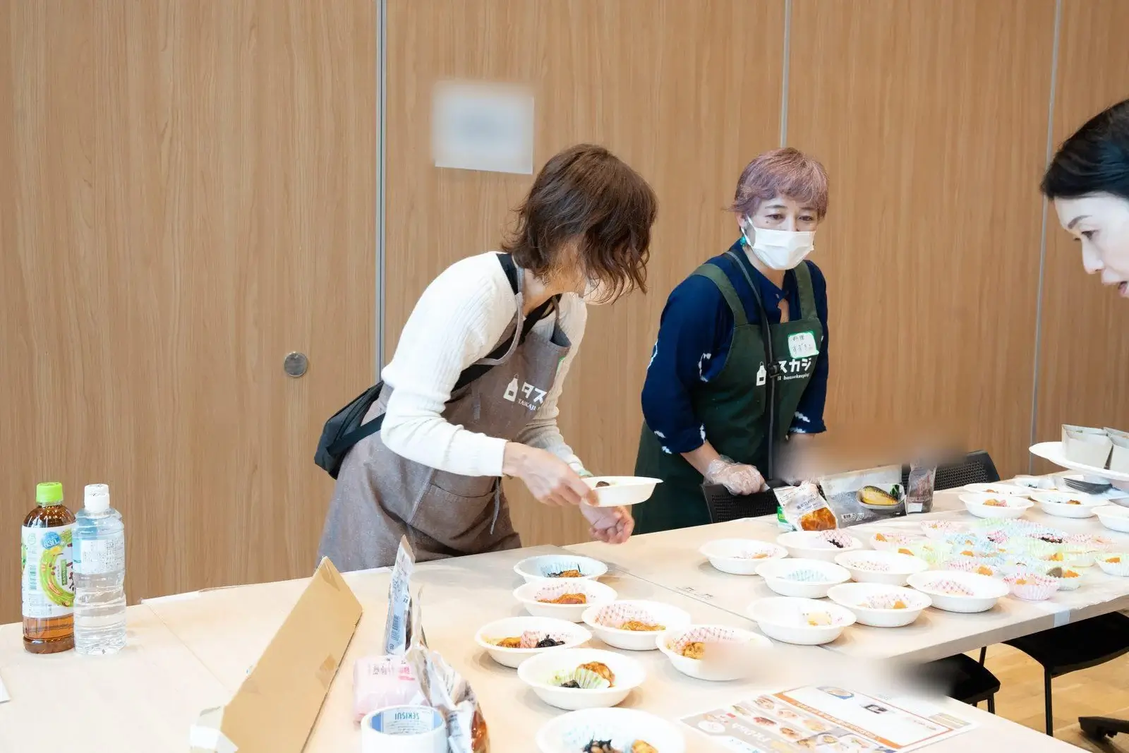 会場での試食の様子